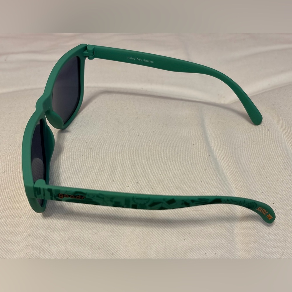 Stylish Green Sunglasses with Orange Lenses - Picture 2 of 3